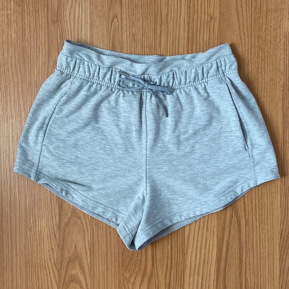 ❤️ Lululemon Inner Glow High Rise Short 3" Size 6